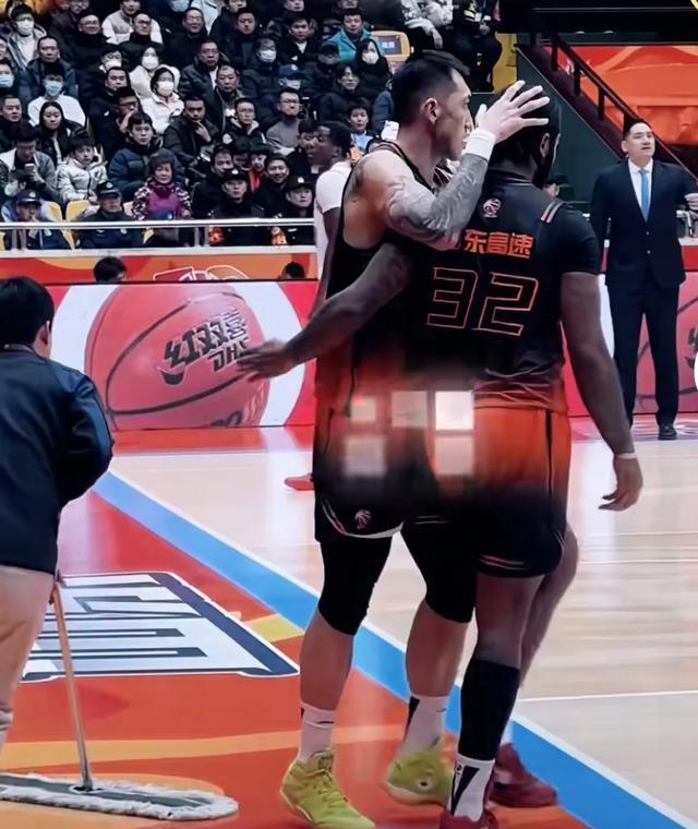 德罗巴迎来二十赛季出色发挥，独行侠观众热烈欢呼！